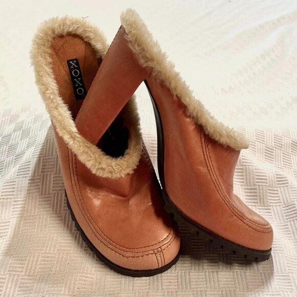 Size 8.5 Medium XOXO Dark Tan Leather Saddle Clogs with Fur Edge & Microsuede In - Picture 2 of 11